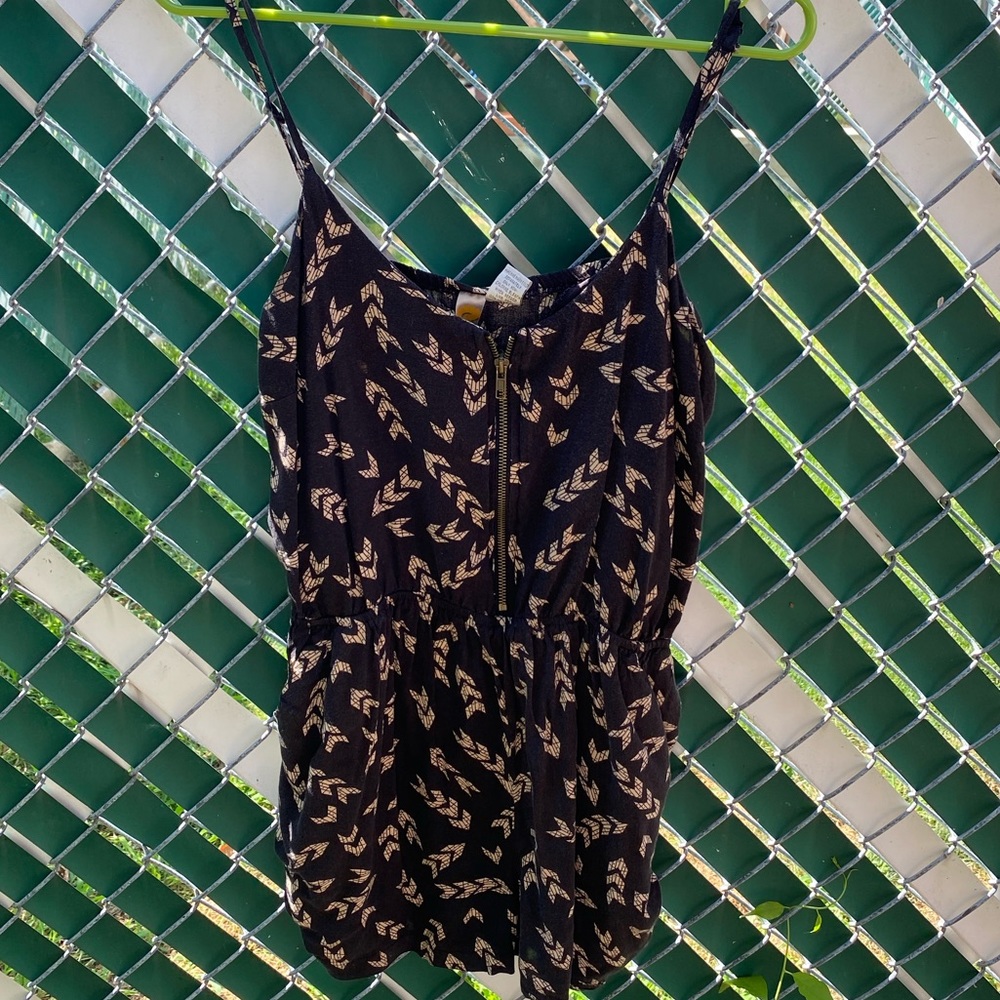 Cute Mimi Chica Black & Beige Arrow Romper size M